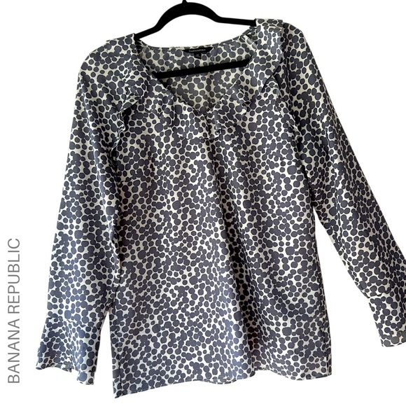 BANANA REPUBLIC | NWOT RUFFLE NECK LONG SLEEVE POLKADOT TOP GRAY & WHITE MEDIUM - Picture 1 of 11